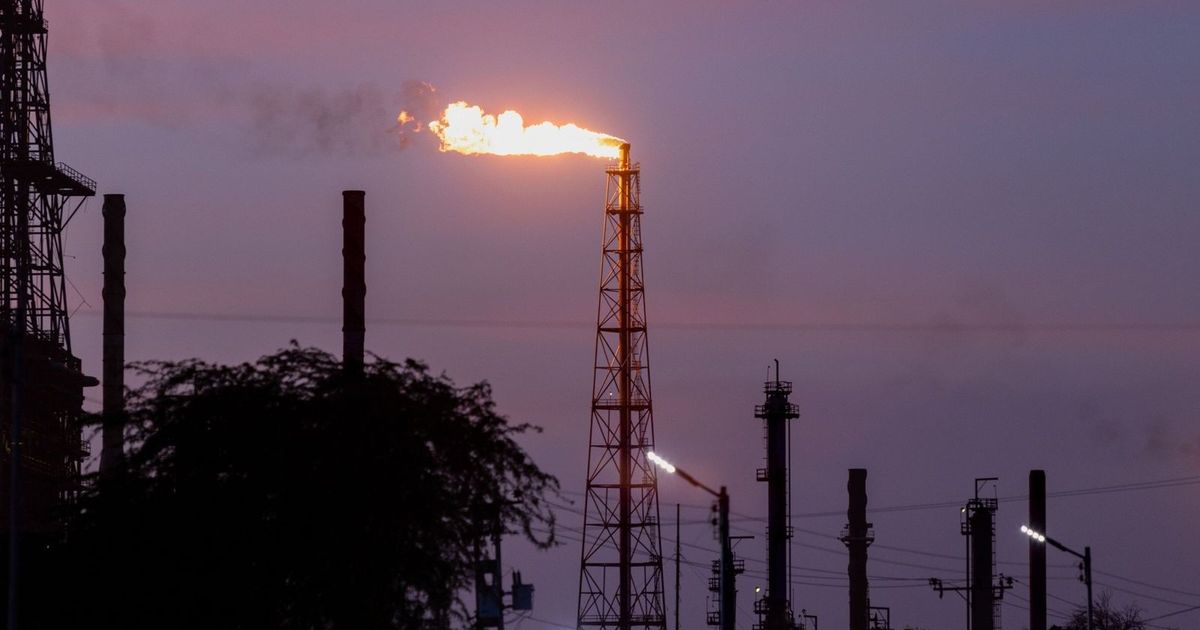 أسعار النفط ترتفع بعد تقارير عن نية واشنطن ضرب أهداف في فنزويلا