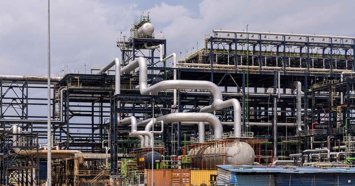 مشتريات أكبر مصفاة نفط أفريقية تقل للنصف وشكوك في سوق البنزين