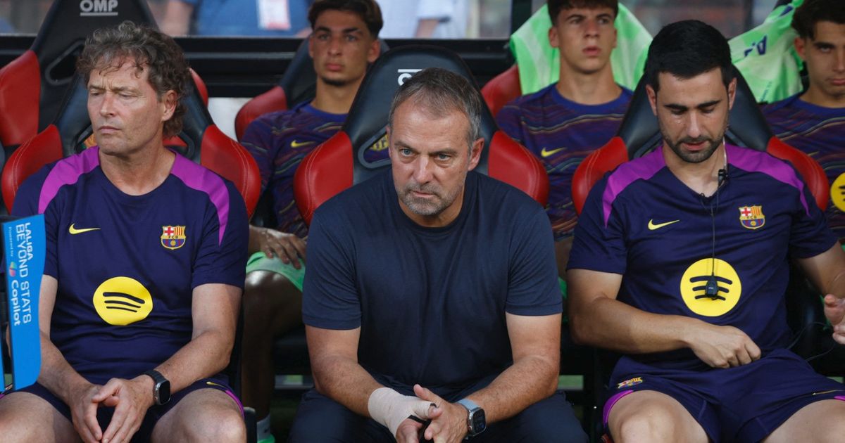 من سيحلّ مكان مدرب برشلونة هانزي فليك الموقوف أمام الريال؟