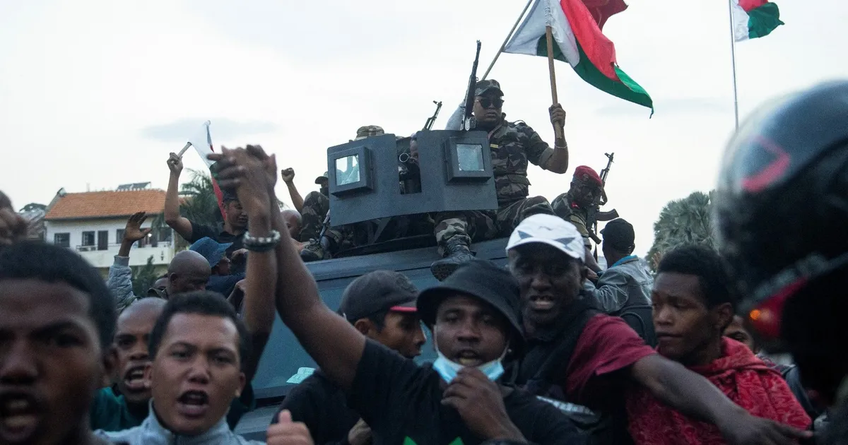 بعد انضمام وحدة عسكرية للمحتجين رئاسة مدغشقر تحذر من انقلاب
