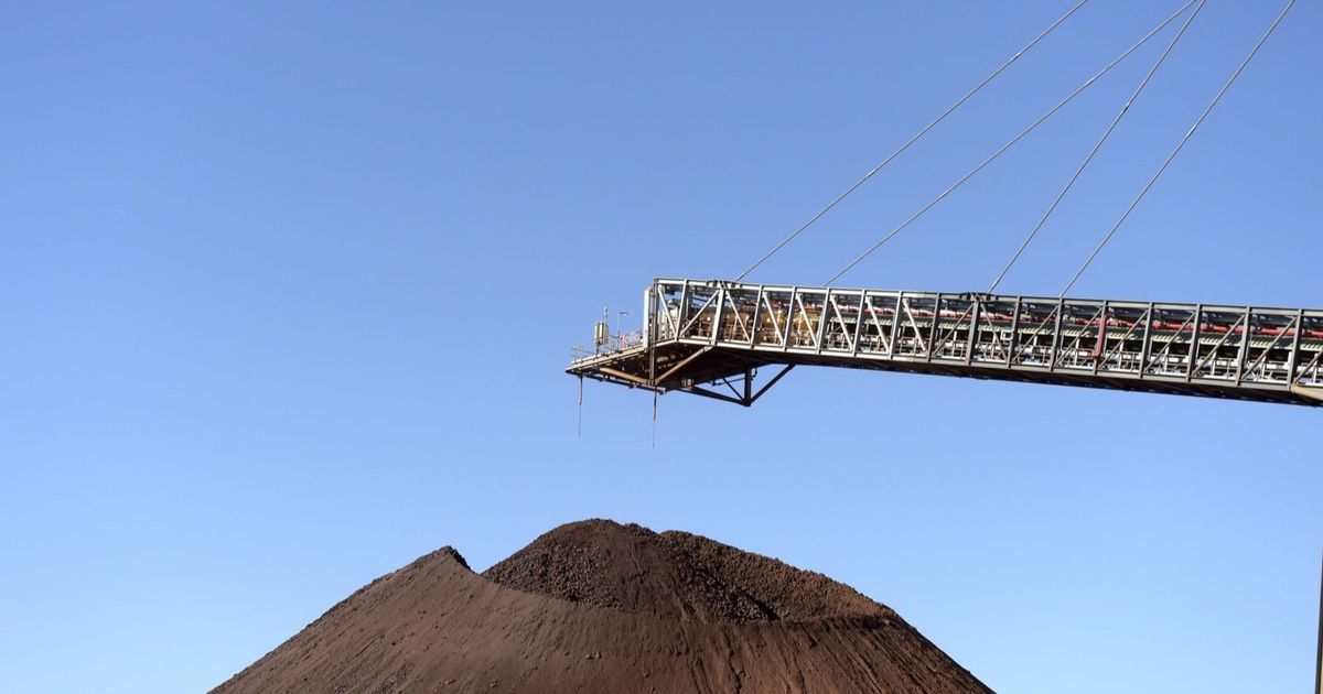 سعر الحديد يتراجع عن قمته مع انحسار القلق من رسوم الصين