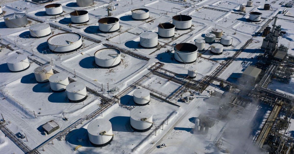 برنت دون 66 دولاراً وسط تقييم السوق للإمدادات والعقوبات على روسيا