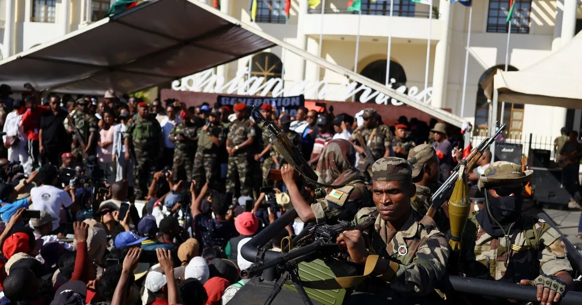 مدغشقر.. الجيش يعلن توليه مسؤولية البلاد