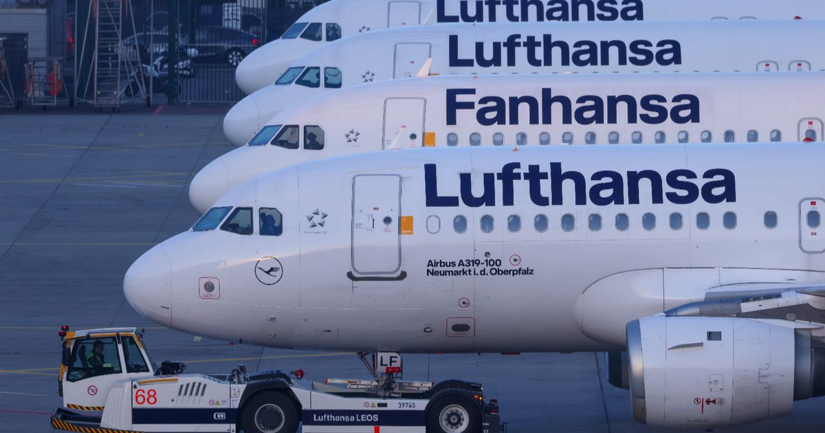 “لوفتهانزا” تدرس إلغاء 100 رحلة في ألمانيا بسبب الضرائب والرسوم