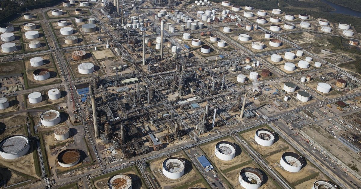 عمالقة النفط ينضمون إلى “أوبك” في زيادة الإنتاج رغم تراجع الأسعار