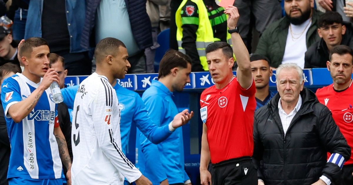 طرد كيليان مبابي وأذاق برشلونة 5 هزائم فمن هو حكم الكلاسيكو؟