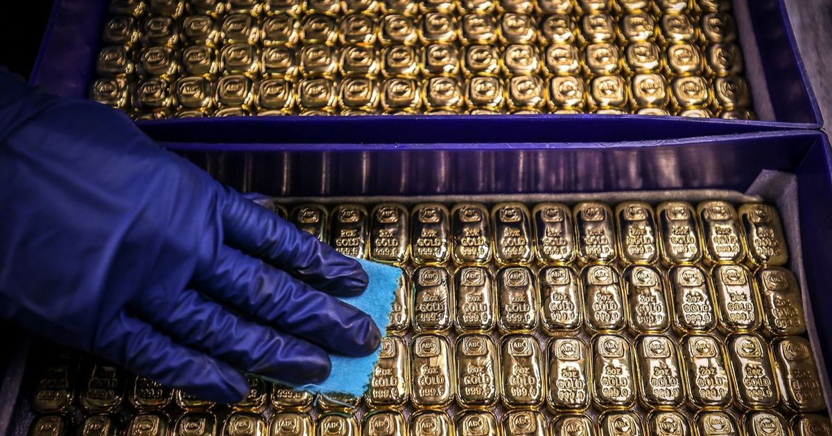 الذهب يقترب من 4 آلاف دولار وسط ضبابية سياسية بواشنطن وباريس