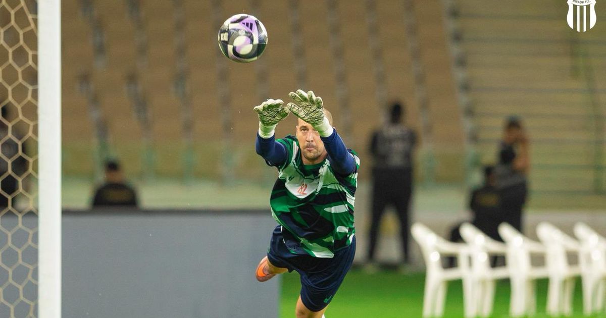 شاهد.. حارس الرياض يتألق ويمنع الأهلي من التقدم بالشوط الأول