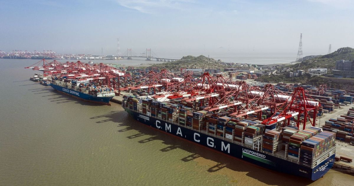 تكدس ناقلات السلع عند موانئ الصين مع بدء فرض رسوم على سفن أميركا