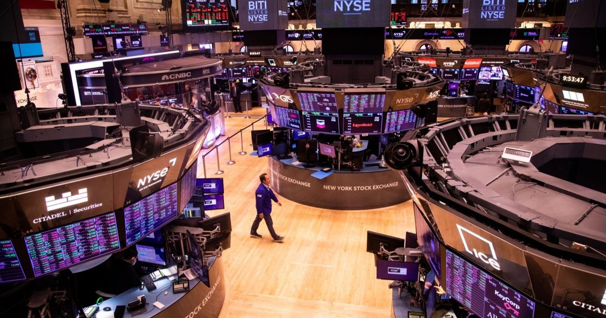 مؤشرات الأسهم الأميركية تنخفض مع عودة التقلّبات إلى وول ستريت