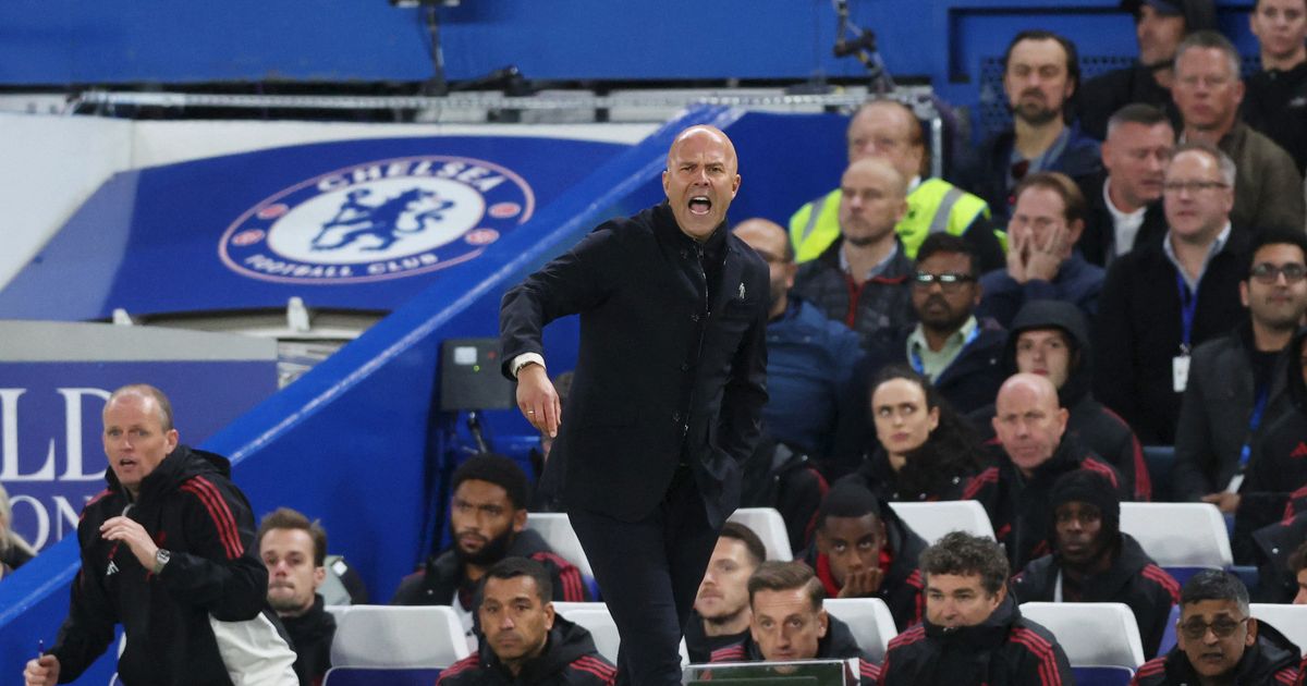 آرني سلوت يدافع عن محمد صلاح ويريد “توازناً” في ليفربول