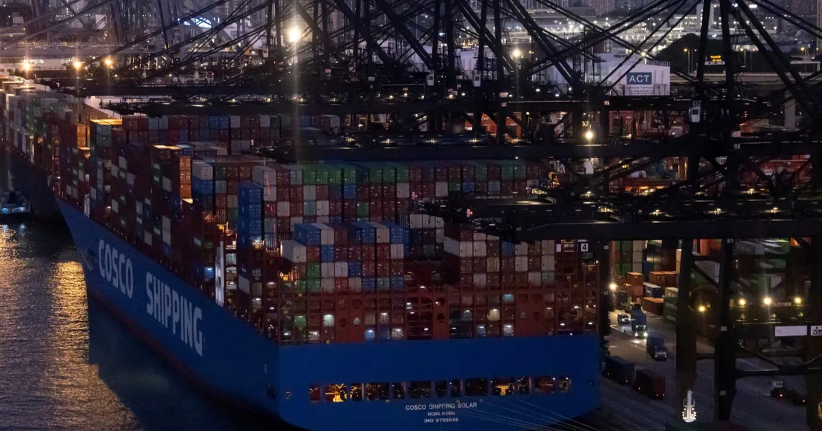 الصين تبدأ فرض رسوم موانئ على السفن الأميركية