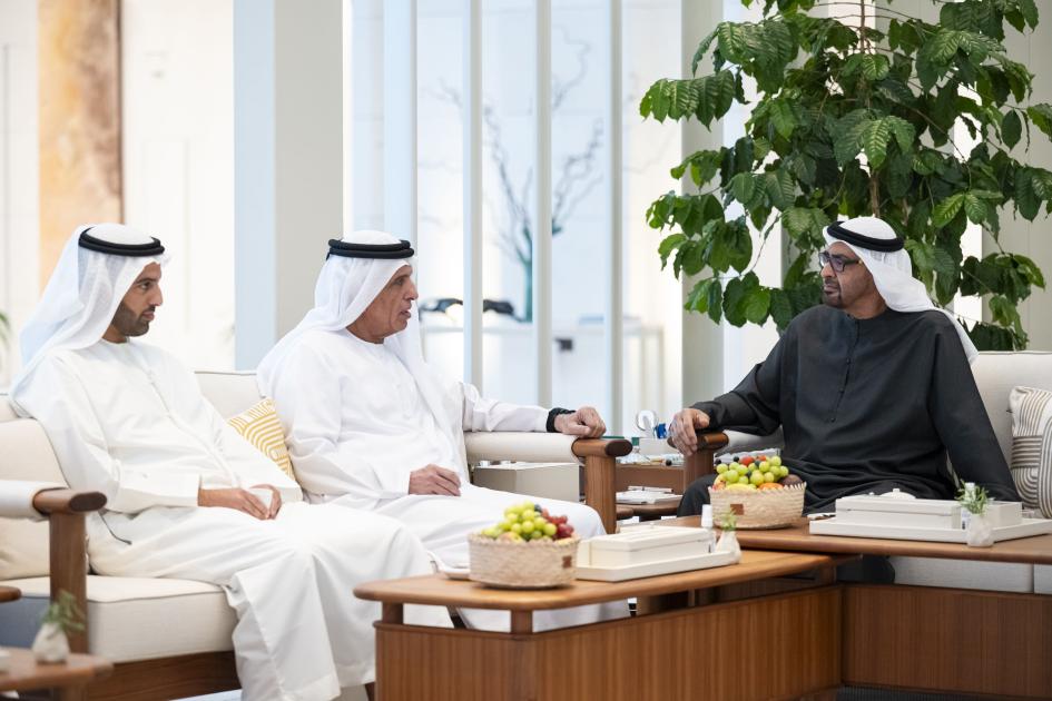 محمد بن زايد وسعود بن صقر يبحثان شؤون الوطن والمواطن (فيديو)