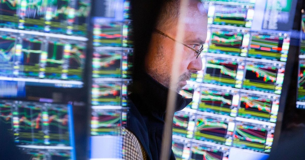 وول ستريت تتراجع بعد موجة صعود بدعم من صفقات الذكاء الاصطناعي