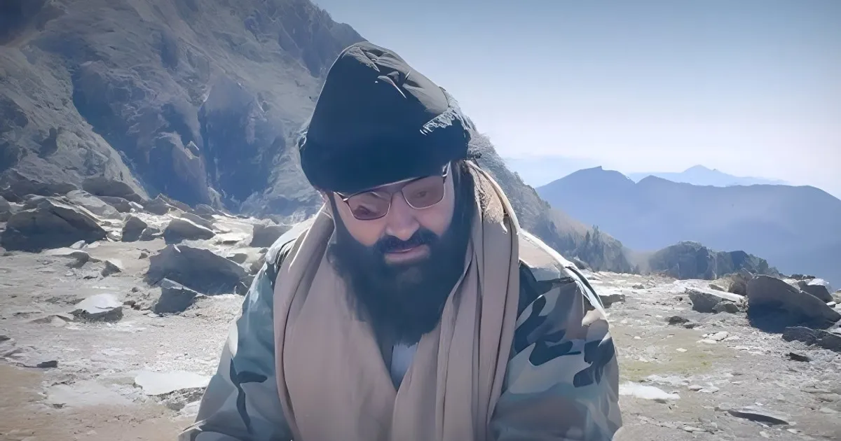 نجاة زعيم طالبان باكستان من ضربة أشعلت اشتباكات مع أفغانستان