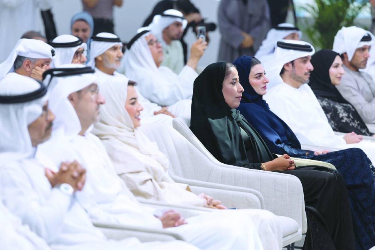 منى المري ونهال بدري ومحمد الشحي وهالة بدري ومريم الملا وعصام كاظم ومحمد الملا وعبدالله بن دلموك خلال الجلسة