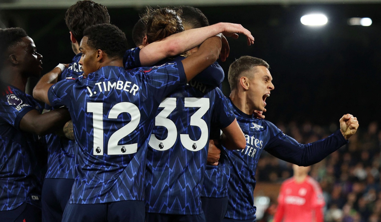 لياندرو تروسارد يحتفل بهدف تقدم أرسنال أمام فولهام في الدوري الإنجليزي الممتاز - 18 أكتوبر 2025