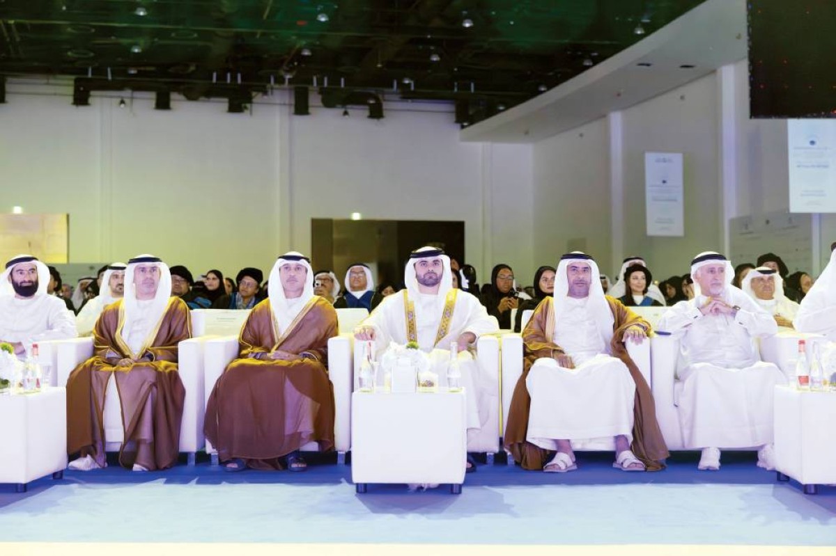 منصور بن محمد خلال حفل التخريج بحضور أحمد الفلاسي وفيصل العيان ويحيى الأنصاري وعبدالله الفلاسي وعيسى البستكي