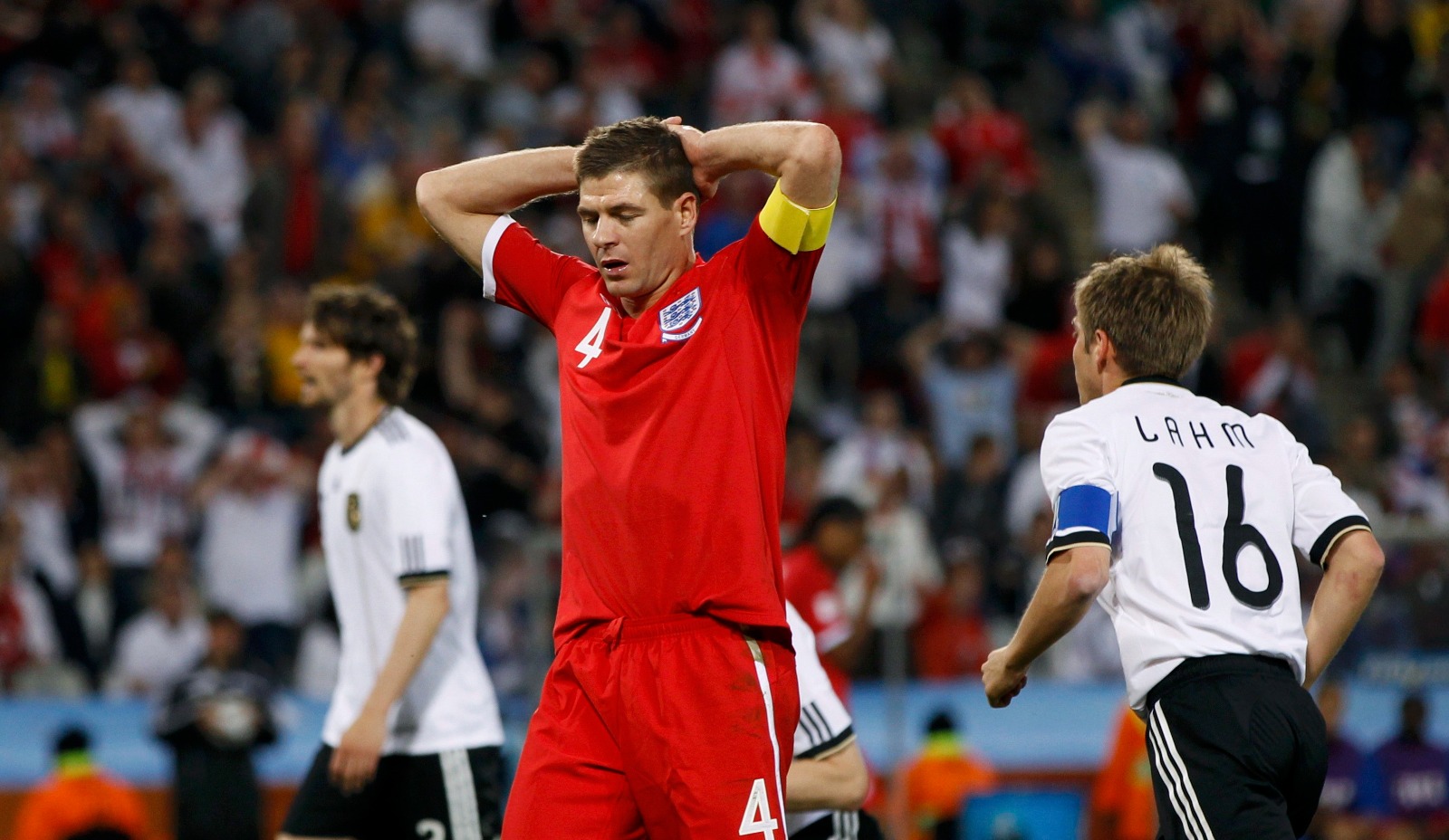 حسرة ستيفن جيرارد بعد إهدار فرصة في مباراة إنجلترا وألمانيا بكأس العالم 2010 - 27 يونيو 2010