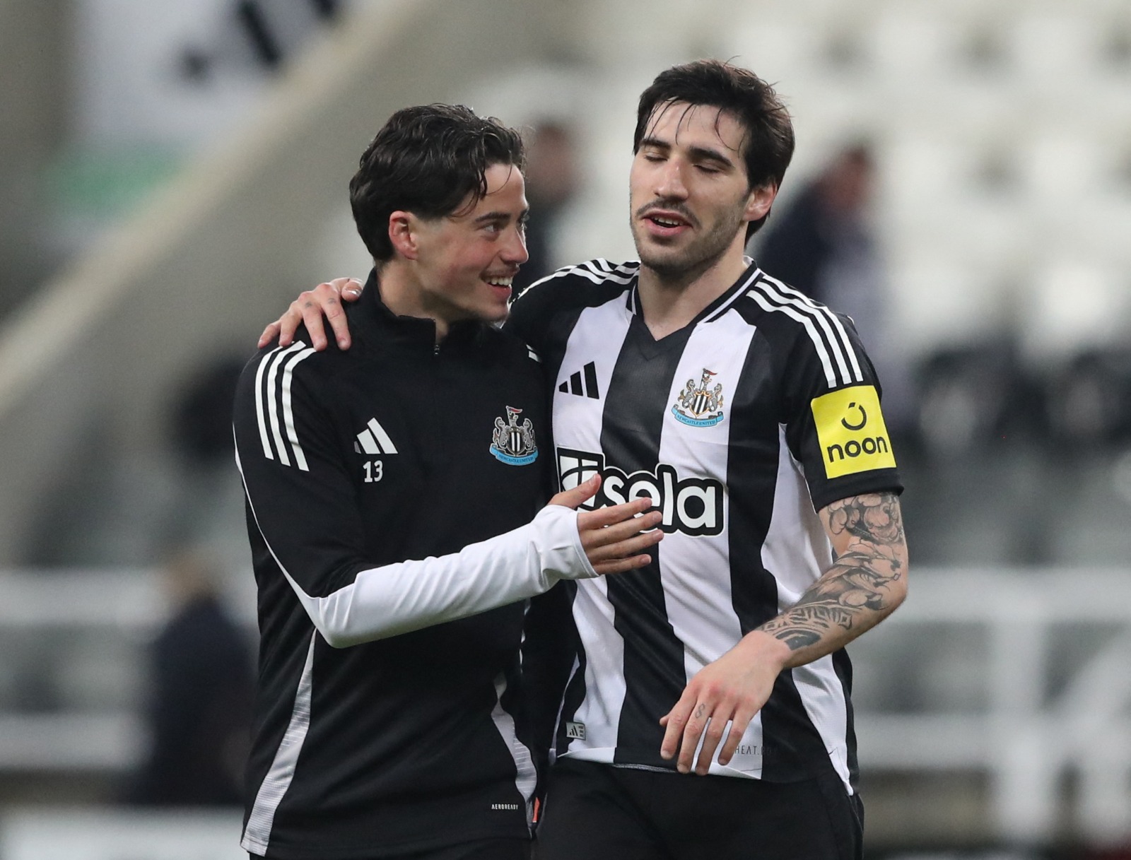 ساندرو تونالي لاعب نيوكاسل يونايتد يحتفل بالفوز على برينتفورد في الدوري الإنجليزي- 2 أبريل 2025