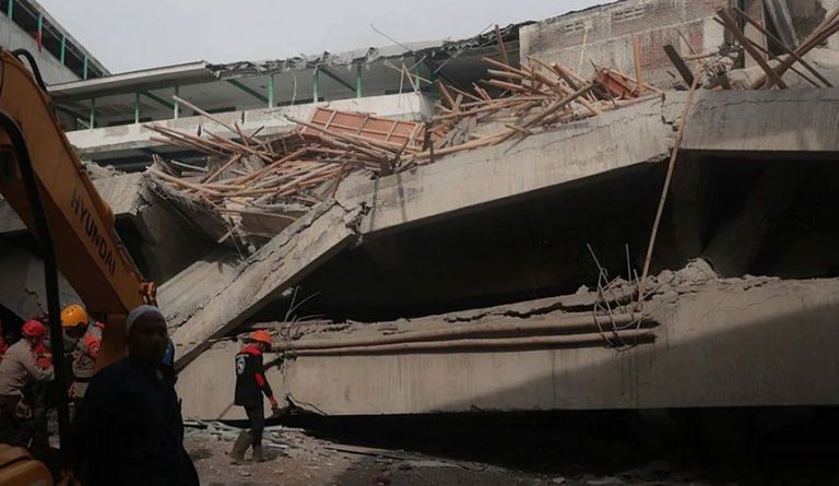 الطلاب تحت الأنقاض