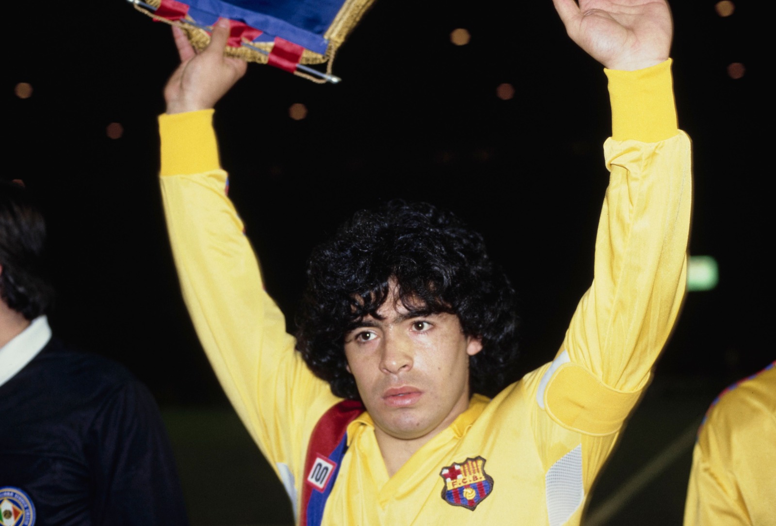 قائد برشلونة دييغو مارادونا يظهر في الصورة وهو يلوح بيده قبل مباراة مانشستر يونايتد في كأس الكؤوس الأوروبية بملعب أولد ترافورد - 21 مارس 1984
