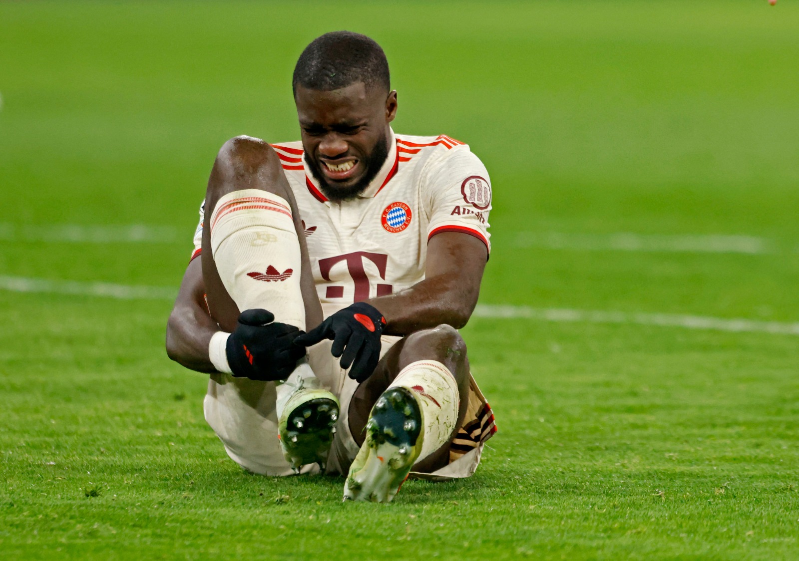 الدولي الفرنسي دايوت أوباميكانو مدافع بايرن ميونيخ الألماني في مواجهة سيلتيك - 18 فبراير 2025