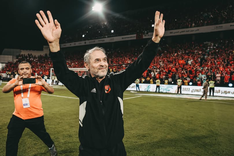 قد تكون صورة كرة قدم، وكرة قدم، وحشد ونص