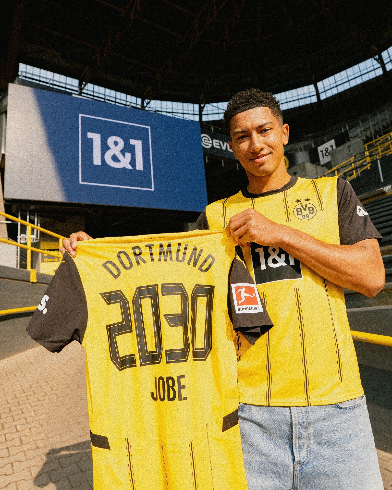 جوب بيلينغهام يحمل قميص ناديه الجديد بورسيا دورتموند - 10 يونيو 2025