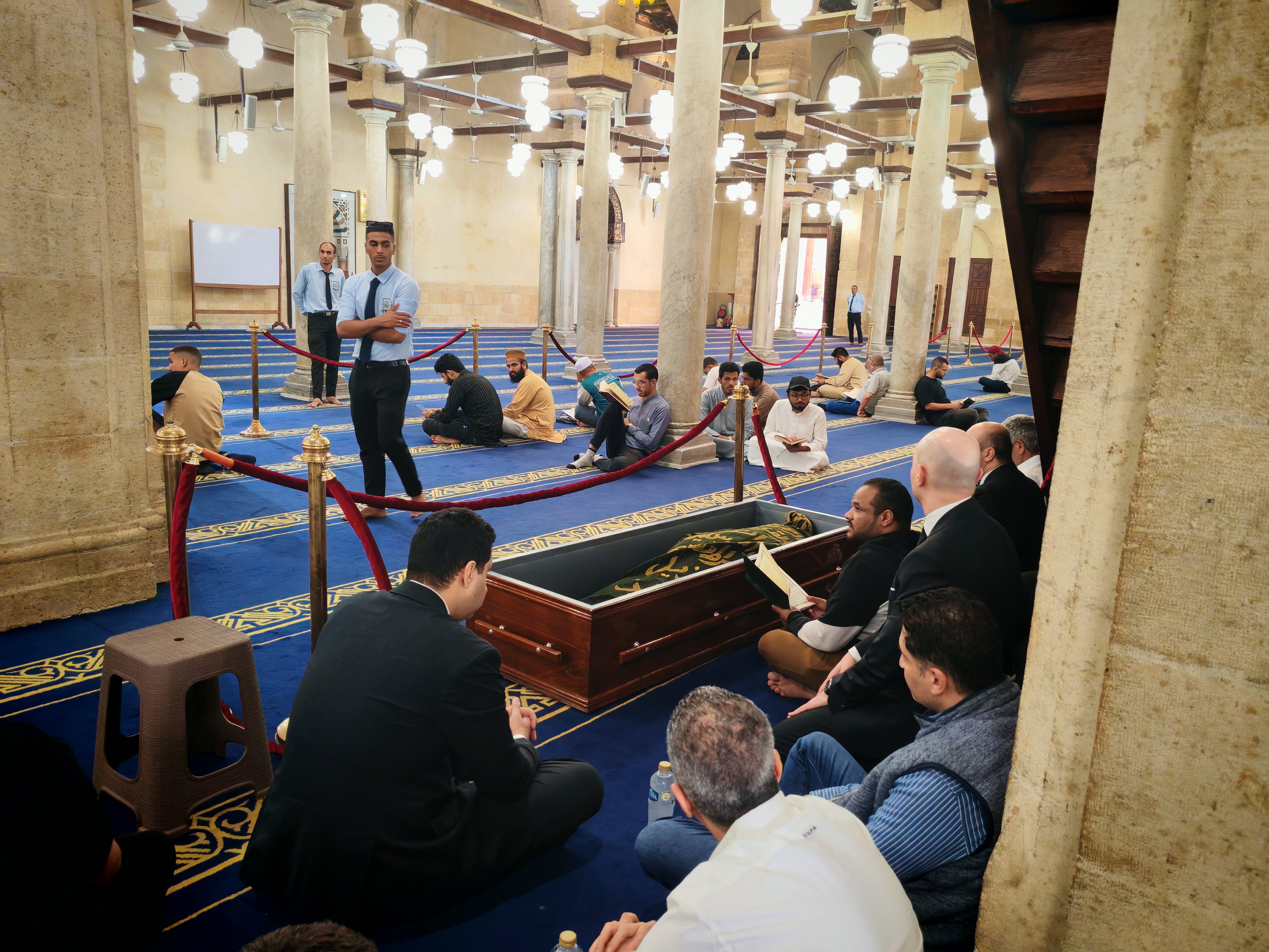 متكفن بكسوة الكعبة وصول جثمان الدكتور أحمد عمر هاشم الجامع الأزهر