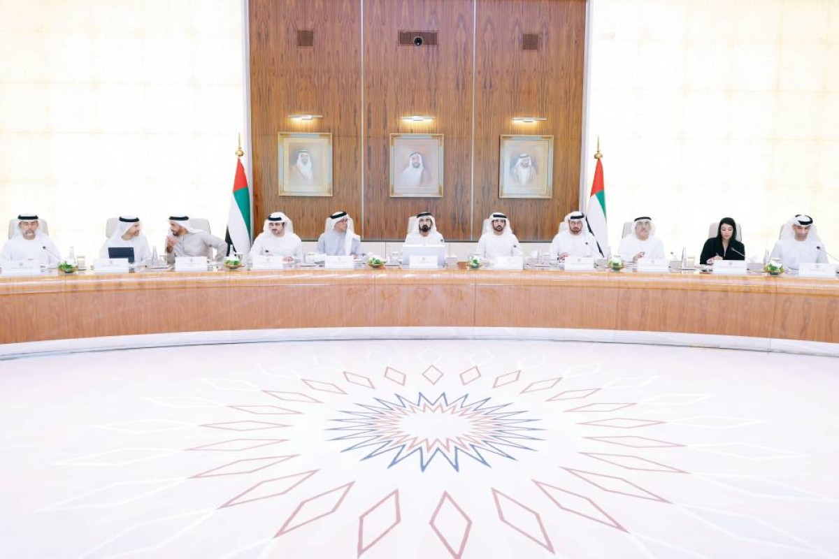 محمد بن راشد مترئساًً الاجتماع بحضور منصور بن زايد وحمدان بن محمد ومكتوم بن محمد وسيف بن زايد ومحمد القرقاوي وعبدالرحمن العويس ومحمد الحسيني وريم الهاشمي وسهيل المزروعي وثاني الزيودي