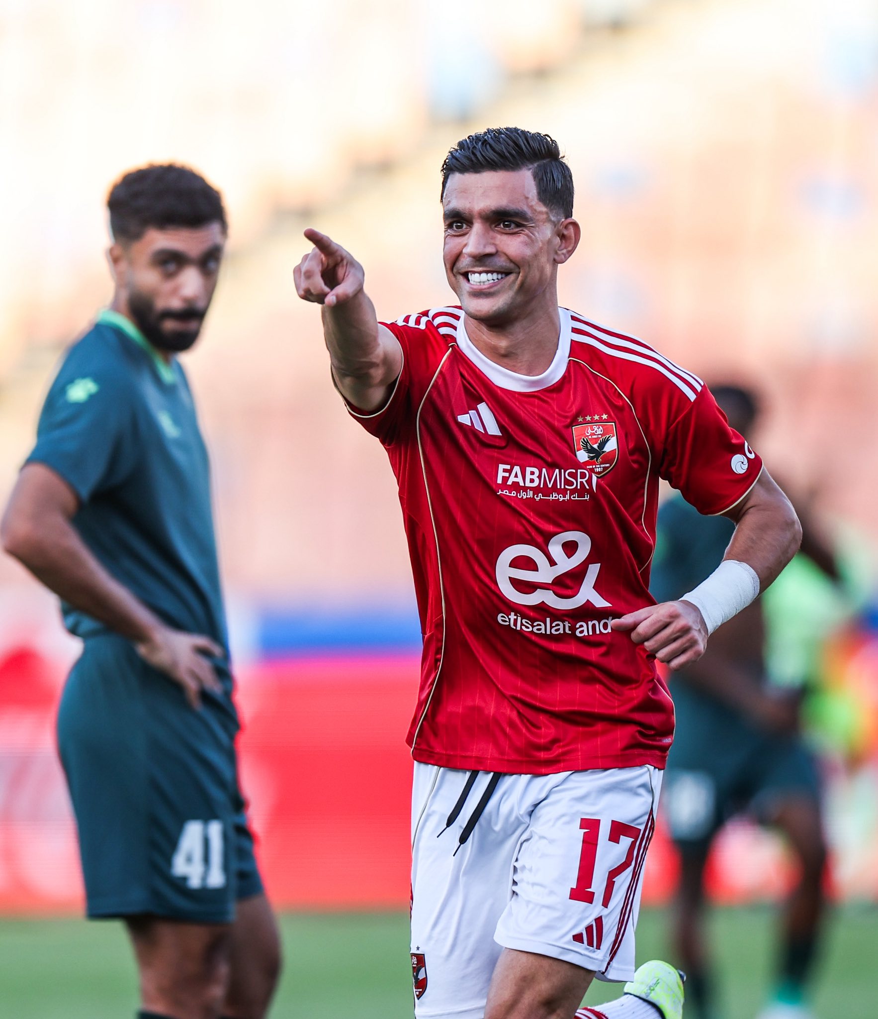 قد تكون صورة كرة قدم، وكرة قدم ونص