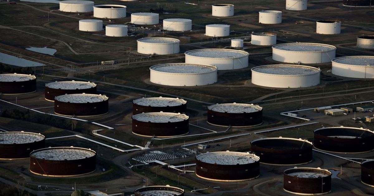 أسعار النفط تسجل خسائر للأسبوع الثاني وسط مخاوف فائض الإمدادات