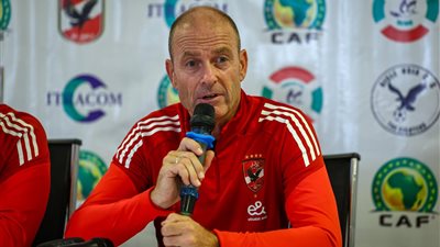 توروب يعقد محاضرة مع لاعبي الأهلي داخل فندق الإقامة استعداداً لمباراة سيراميكا