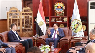 نائب وزير الصحة يبحث مع محافظ مطروح دعم البنية الصحية وتسريع مشروعات التطوير بالمحافظة