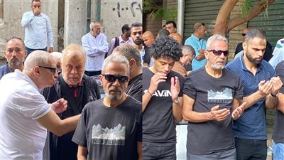 بالدموع.. صبري فواز وأشرف زكي يودعان المؤلف أحمد عبد الله في الجنازة