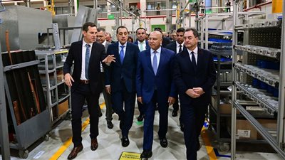 رئيس الوزراء ووزير الصناعة يفتتحان توسعات مصنع “شنايدر إلكتريك” بمدينة بدر