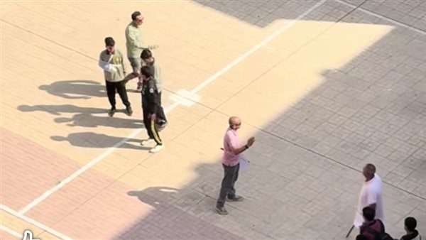 عاجل| الكاميرات وأقوال مدير المدرسة.. التحقيق بضرب معلمين لطلاب مدرسة بالقاهرة