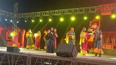 فاطمة عيد تُضيء معبد دندرة في افتتاح مهرجان قنا للفنون والحرف التراثية