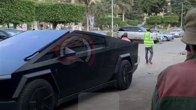 بالتسلا.. وصول محمد رمضان إلى مسجد مصطفى محمود لأداء صلاة الجنازة على والده