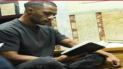 بالدموع وقراءة القرآن.. محمد رمضان ينهار في جنازة والده