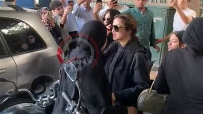 زوجة محمد رمضان تسانده في جنازة والده| صور