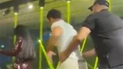 معجب يقتحم المسرح في حفلة هيفاء وهبي والبودي جارد يتدخل.. صورة