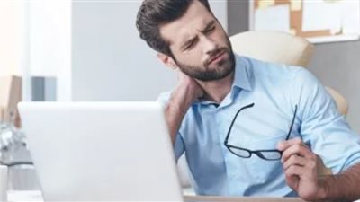 طقطقة الرقبة.. عادة خطيرة تهدد صحتك والسكتة الدماغية تكمن خلفها