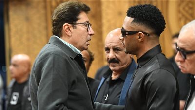 الإنسانية أولا.. هاني رمزي يواسي محمد رمضان لوفاة والده في عزاء السيناريست أحمد عبد الله