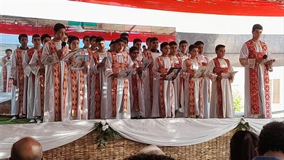 في أديرة نقادة.. الإنشاد الديني والترانيم الكنسية يصنعان حالة روحانية بمهرجان قنا