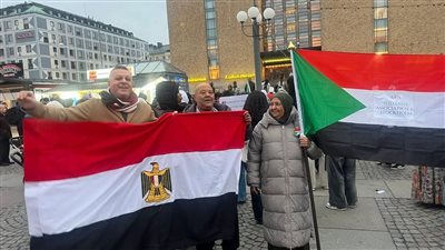 المصريون في ميلانو يرفعون الأعلام المصرية والفلسطينية في اليوم الثاني للتصويت بالانتخابات