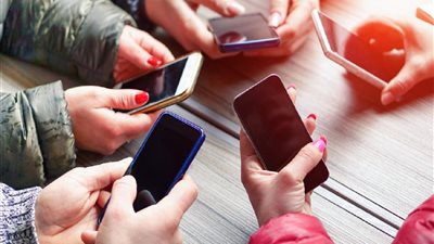 الاتصالات: 9.9 مليون هاتف مُصنع محلي بنهاية العام الجاري

  الأحد 09/11/2025 04:39 م
 أكد الدكتور عمرو طلعت، وزير الاتصالات وتكنولوجيا المعلومات، أن مصر تسير بخطى ثابتة نحو توطين صناعة التكنولوجيا والإلكترونيات، مشيرًا إلى أن قطاع الاتصالات أصبح اليوم قطاعًا خدميًا وإنتاجيًا في الوقت نفسه، بفضل الخدمات الرقمية المتقدمة والمنتجات المحلية التي تلبي احتياجات السوق. وجاء ذلك خلال مؤتمر صحفي