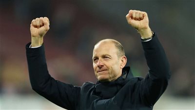 توروب يحاضر لاعبي الأهلي قبل التحرك إلى ملعب نهائي البطولة السوبر أمام الزمالك