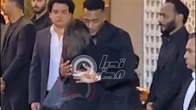 منة فضالي تواسيه..لقطات من عزاء والد محمد رمضان| صور